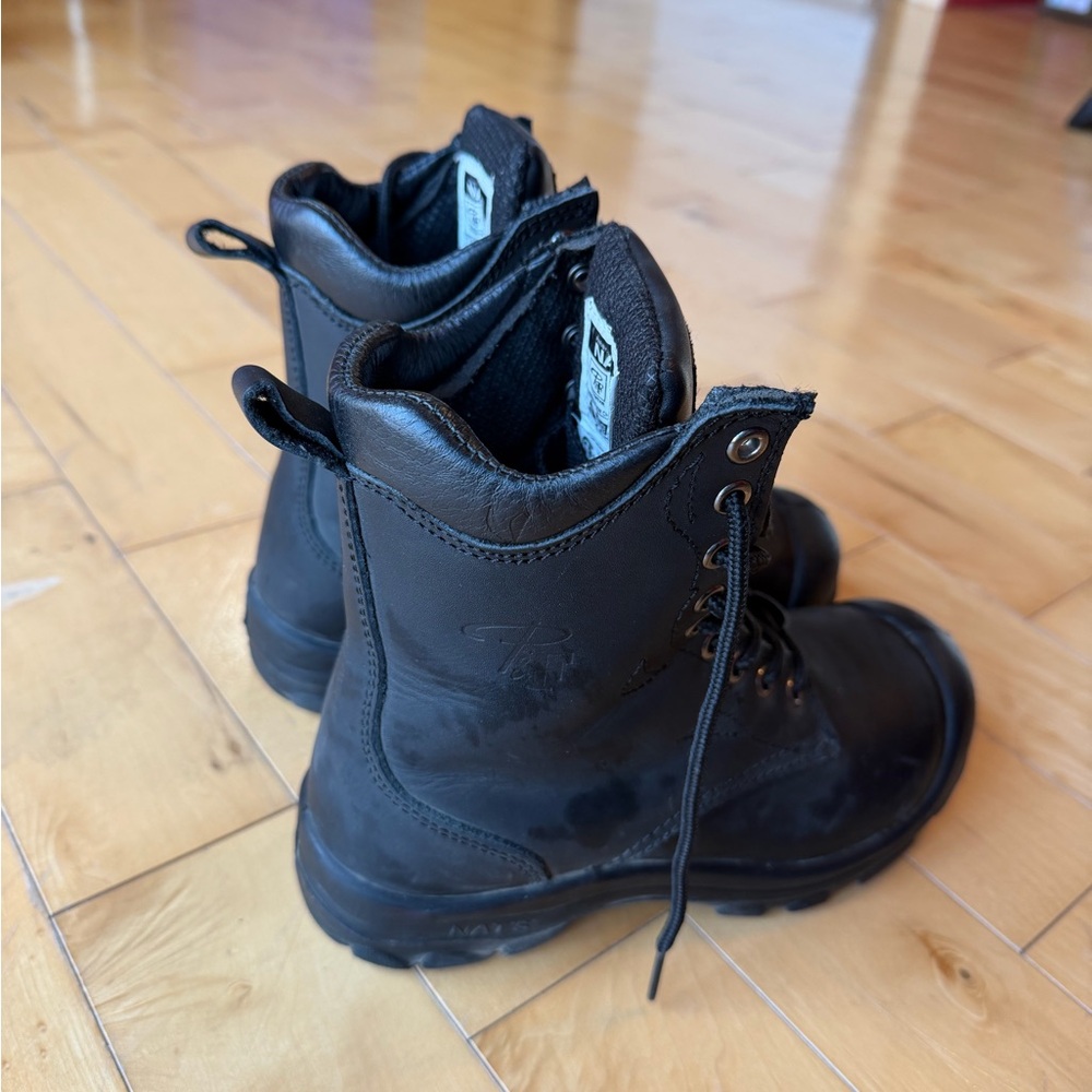 Working boots with steel toe